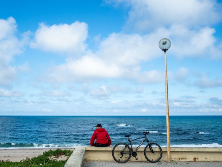 A portugál Camino tengerparti útvonalon pihen egy férfi 