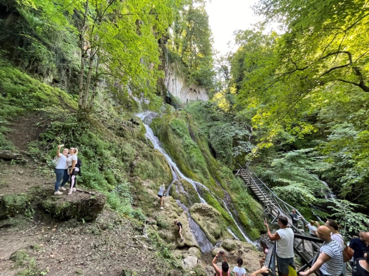 Túrázók az egyik legnagyobb jankovaci vízesésnél.