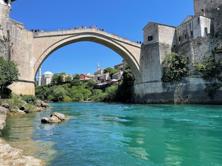 Mostar és az Öreg híd a híd oldaláról.
