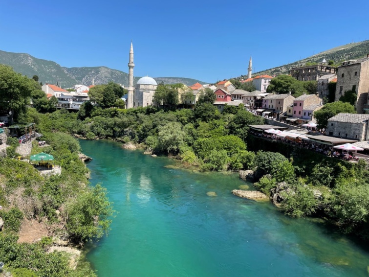 Mostar városának két oldala a Neretva partjainál.