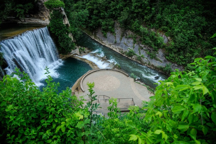 A bosznia-hercegovinai Pliva vízesés Jajce városánál. 