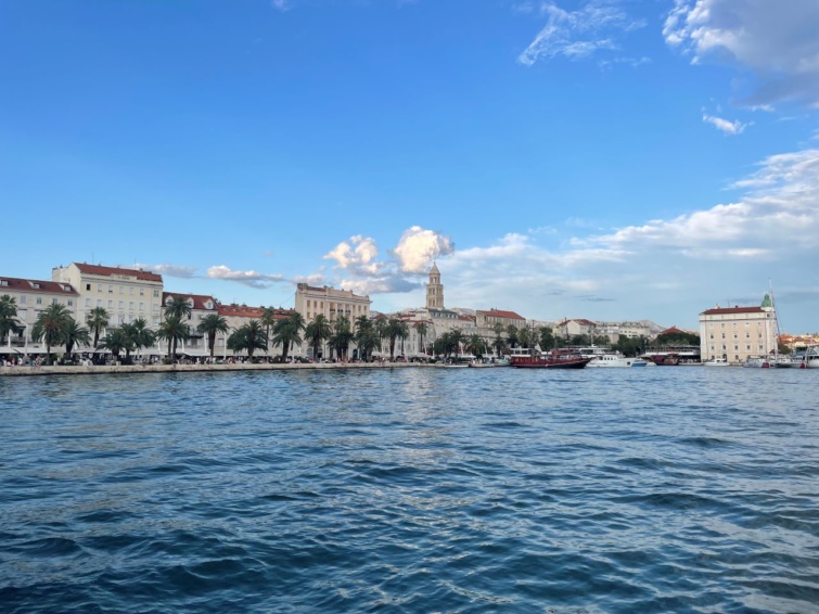 Split városának látképe a helyi kikötőből.