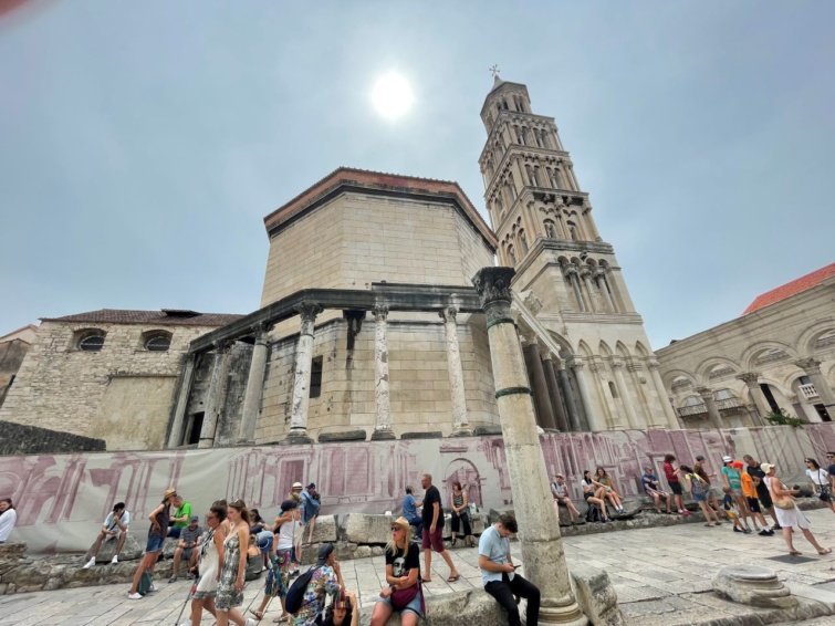 A spliti Szent Dujam székesegyház előtti turisták.