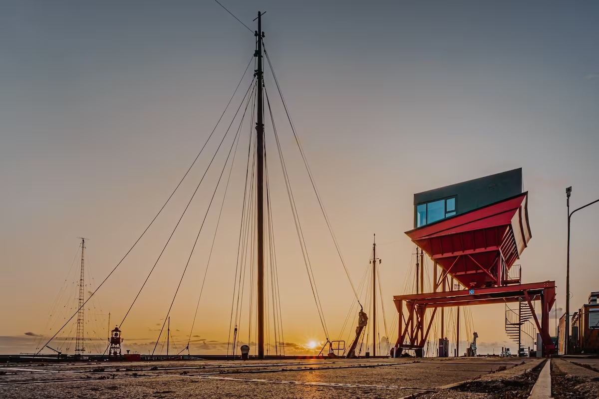 A holland Watt-tengerre néző torony, ami egy luxusszállást rejt