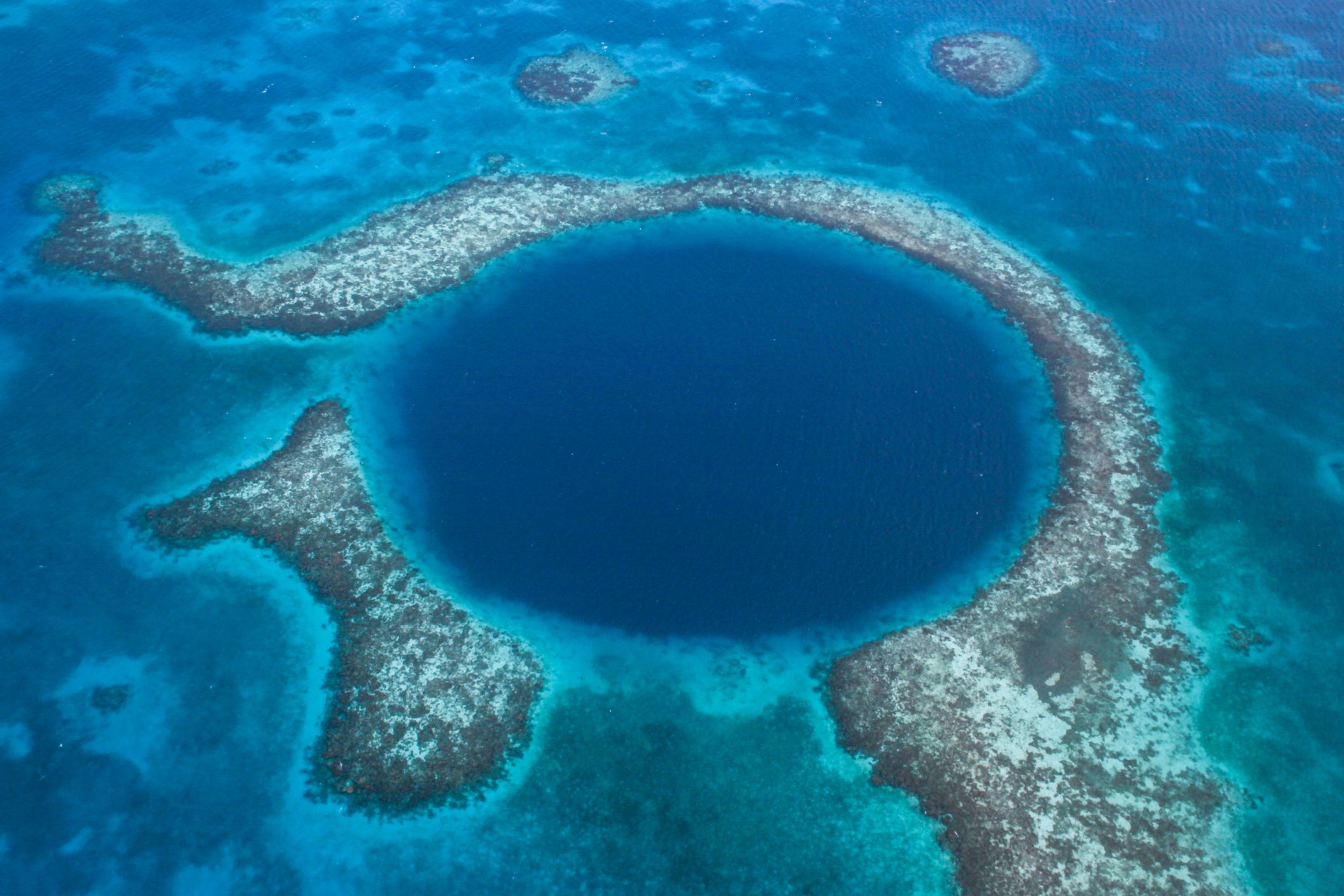 A Belize partjainál található Nagy Kék Lyuk az űrből is látszik