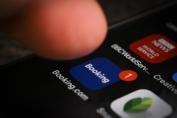 A Booking szállásfoglaló applikáció ikonja egy mobilon