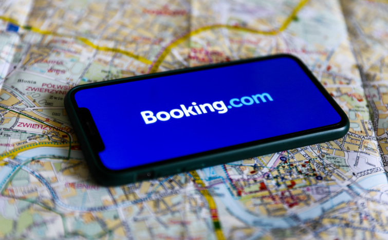 A Booking applikációja egy mobiltelefonon, ami egy térképen fekszik