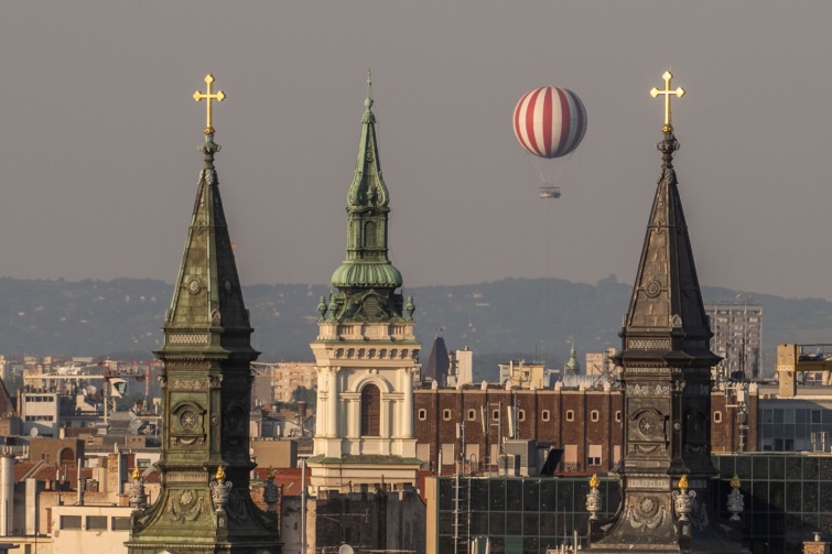 A Liget Budapest projekt részeként működtetett Ballonkilátó Budapest belvárosából fotózva.