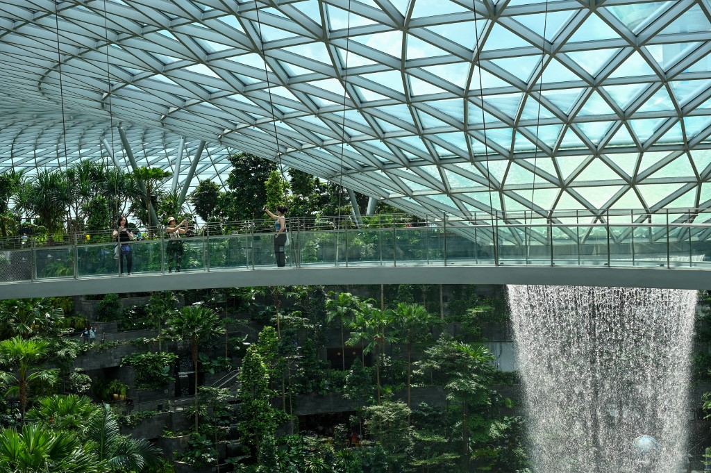 Esőerdő és botanikus kert is található a reptéren