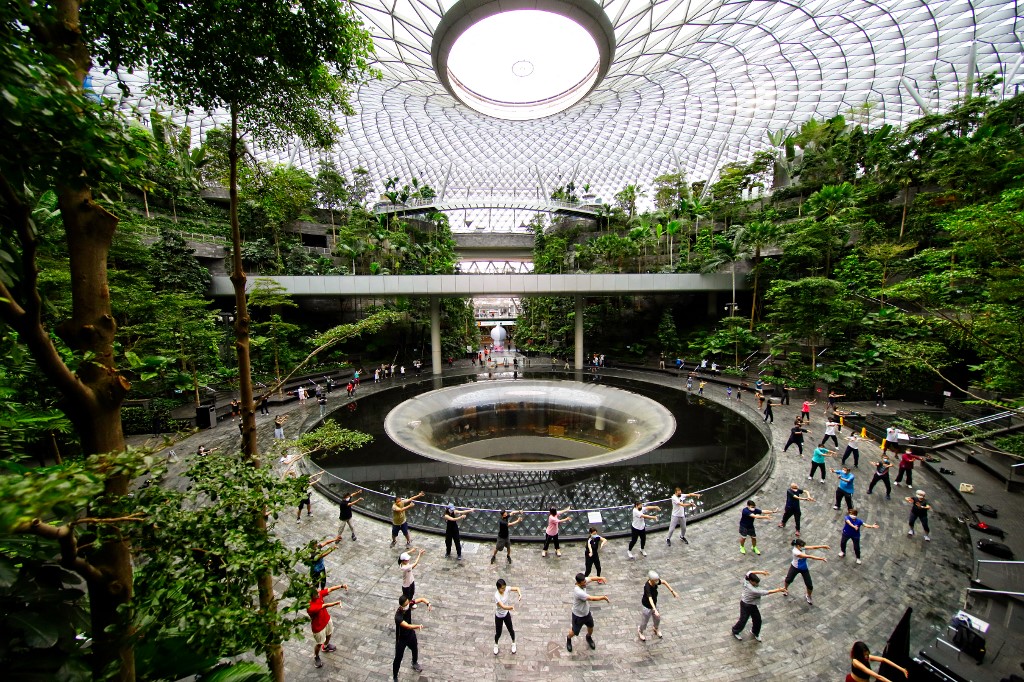 Reggeli edzés a Changi reptéren, a vízesés lábánál