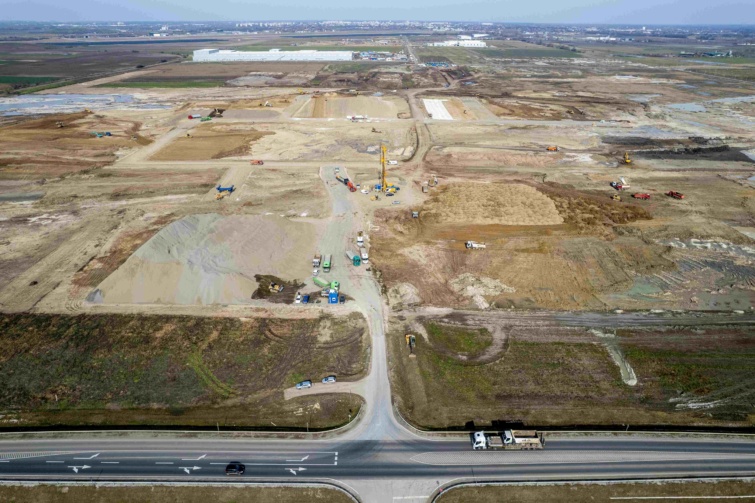 Talajelőkészítő munkálatokat végeznek a leendő CATL akkumulátorgyár területén a Déli Ipari Parkban Debrecen közelében