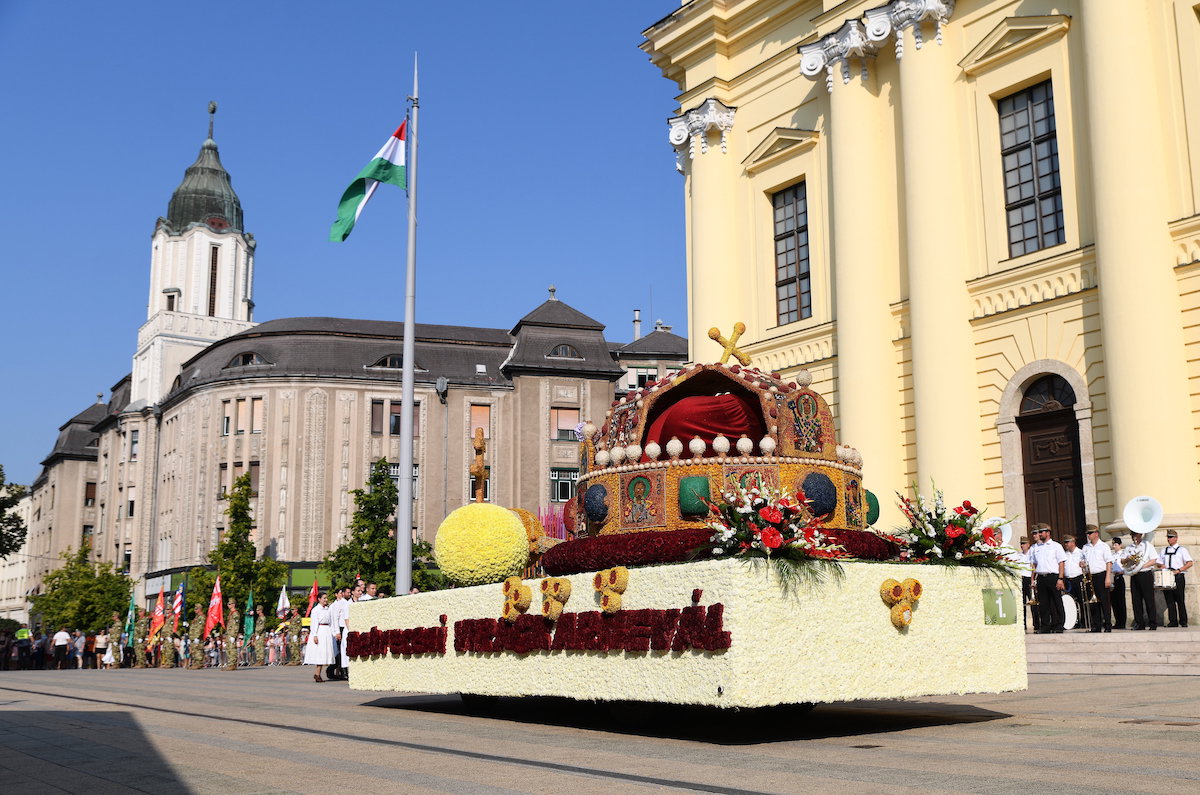 Debrecen város Szent Koronát mintázó kompozíciója a virágkarneválon