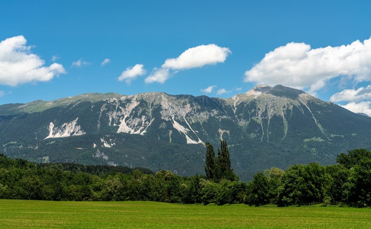 A Karavankák-hegylánc az Alpokban.