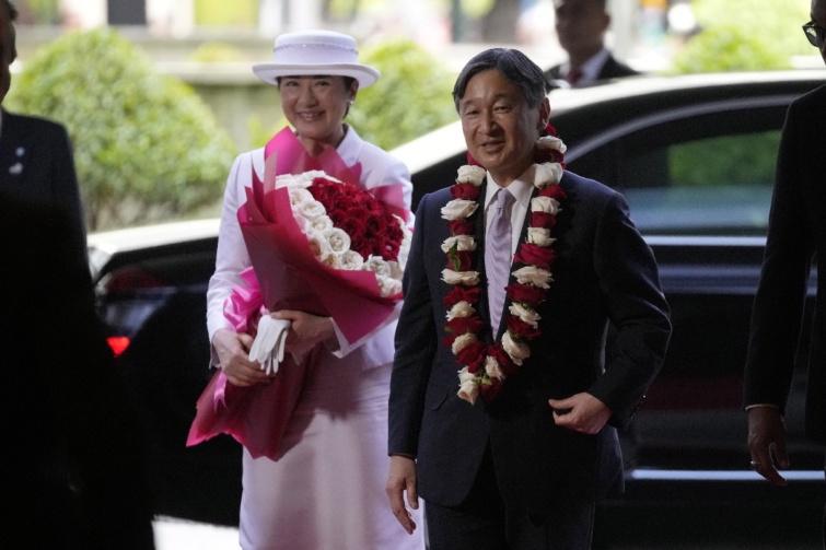 Naruhito japán császár (j) és Maszako császárné megérkeznek szállodájukhoz Jakartában 2023. június 17-én.