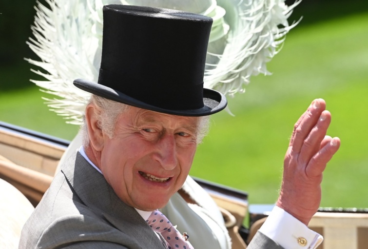 II. Károly brit király hintón érkezik az ascoti derbire 2023. június 22-én, a hölgyek napján. 