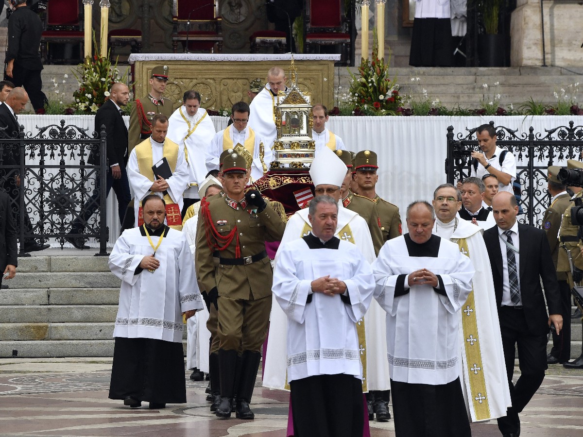 Az államalapító Szent István király ünnepén tartott Szent Jobb-körmenet a Szent István-bazilika előtt 2021. augusztus 20-án.