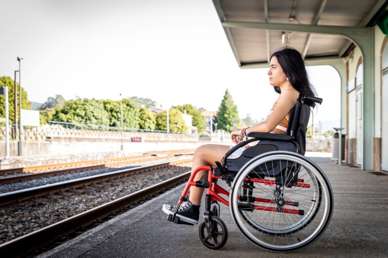 Mozgáskorlátozott nő vonatra vár 