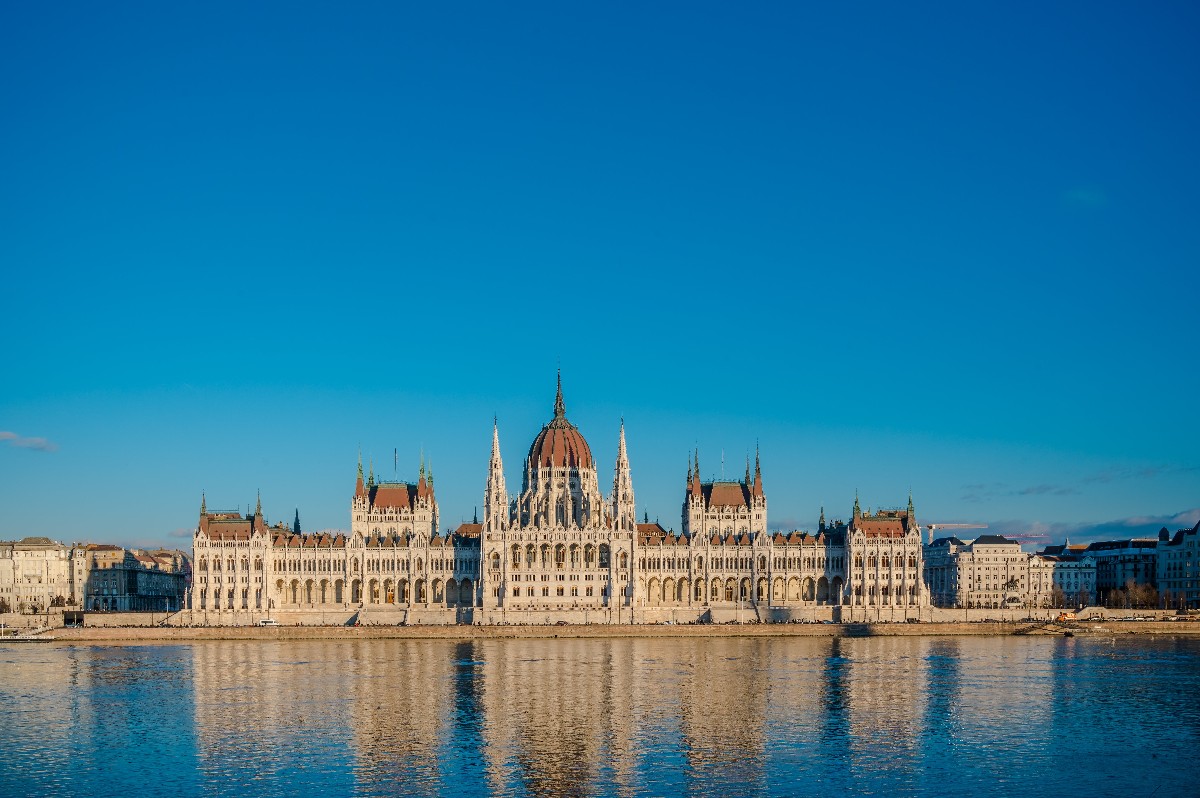 Esti kivliágításban a Parlament műemlék épülete a Duna-parton.