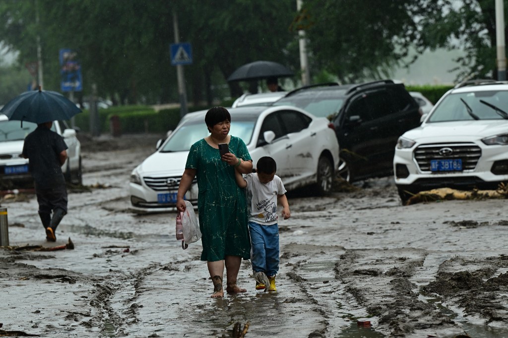 Emberek tízezreit kellett evakuálni a heves esőzések miatt