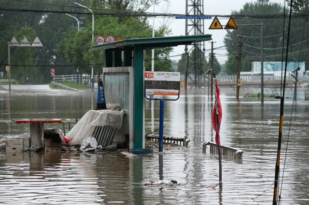 Víz alá került buszmegálló Pekingben