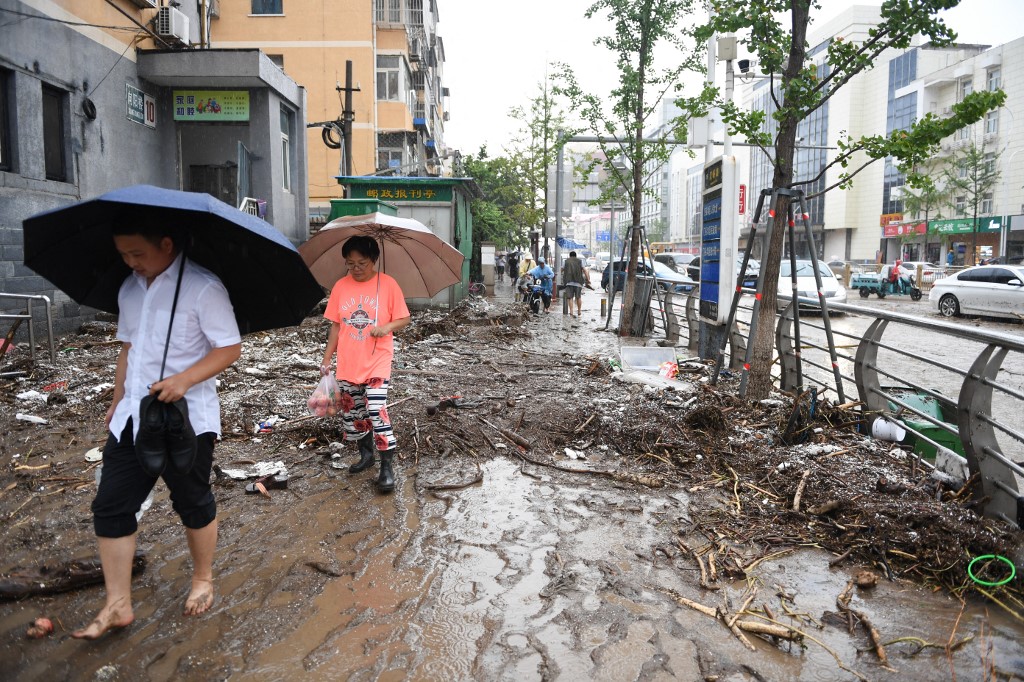 Sárban úszó utca Pekingben, miután lecsapott a Doksuri tájfun