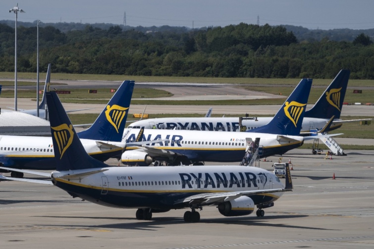 A 2020. május 12-én kiadott képen a Ryanair ír diszkont légitársaság repülőgépei állnak az angliai Stanstead repülőtéren