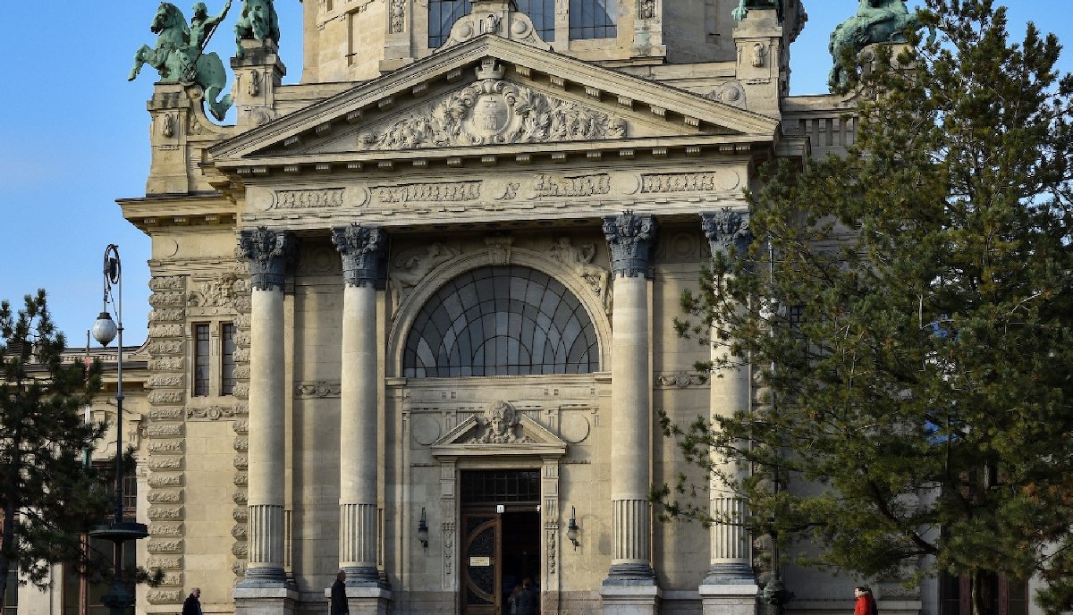 A Széchenyi gyógyfürdő neobarokk műemlék épületének főbejárata a Városligetben.