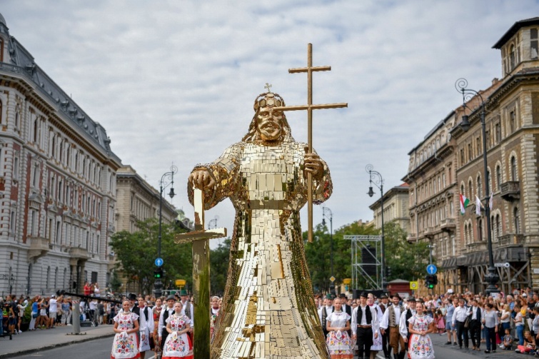 Szent Istvánt ábrázoló installáció az államalapítás és az államalapító Szent István király ünnepén tartott felvonuláson a budapesti Andrássy úton 2021. augusztus 20-án.