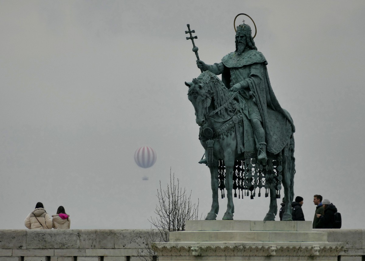 Turisták az Épített Világörökség részét képező Budai Várnegyed Szentháromság terénél a Halászbástyán