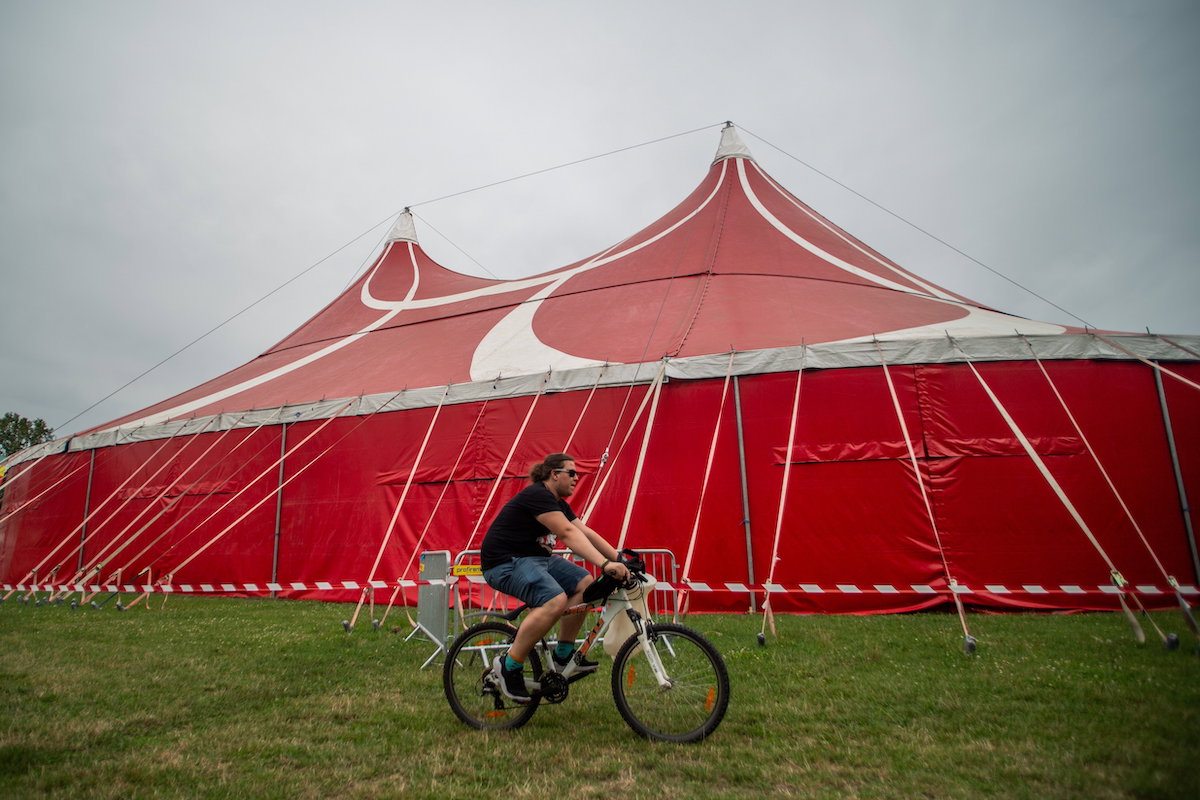 A FreeDome sátor a Hajógyári-szigeten a 29. Sziget fesztivál kezdete előtti napon
