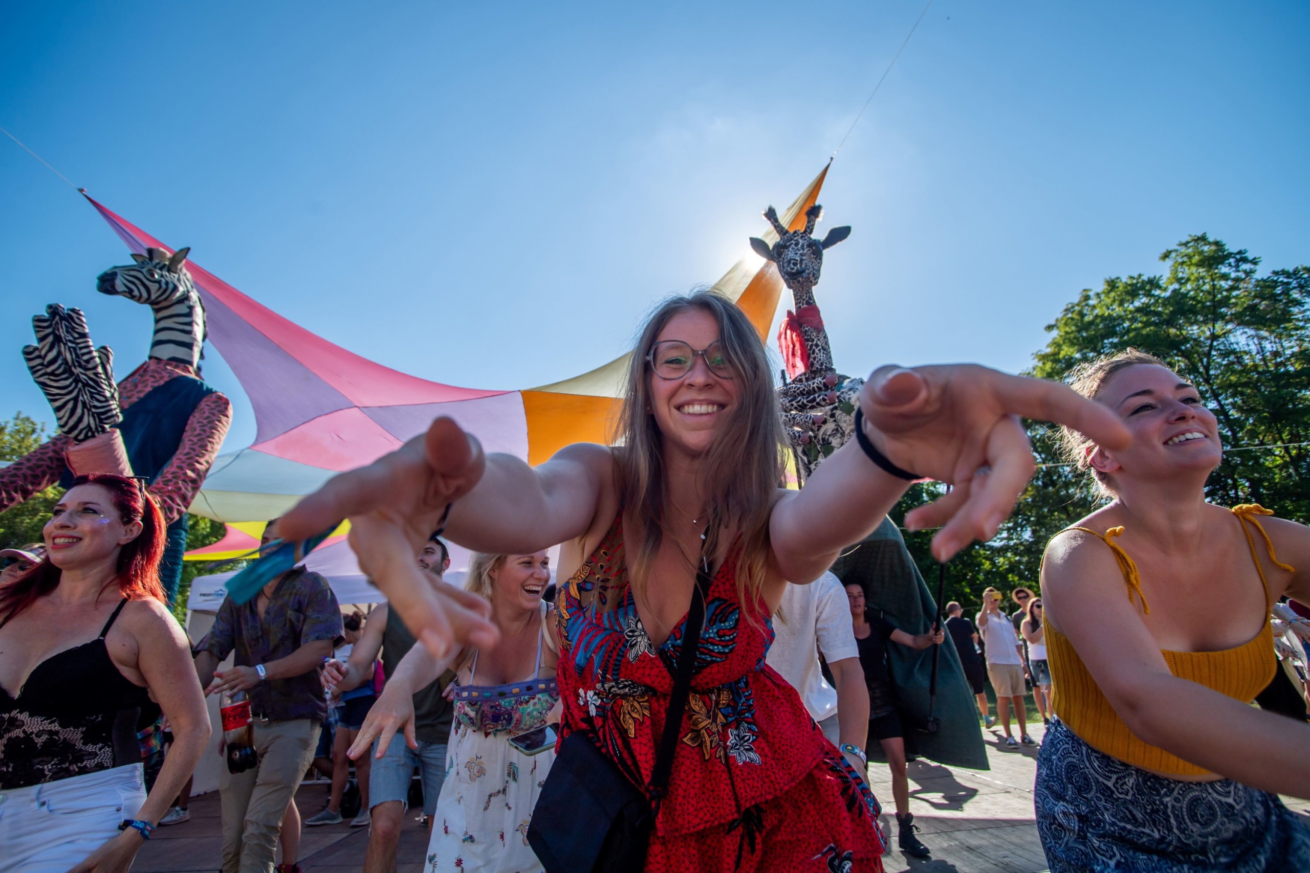 Fiatalok a 29. Sziget fesztivál második napján az óbudai Hajógyári-szigeten 2023. augusztus 11-én.