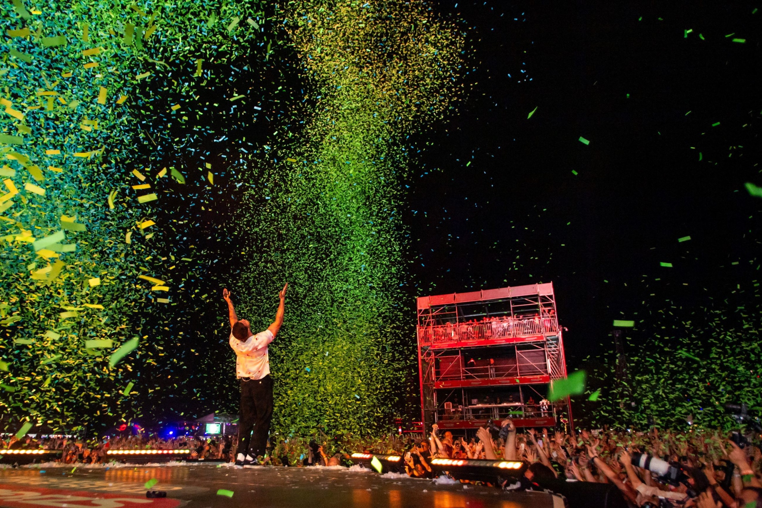 Dan Reynolds énekes az amerikai Imagine Dragons együttes koncertjén a 29. Sziget fesztivál második napján az óbudai Hajógyári-szigeten 2023. augusztus 11-én.