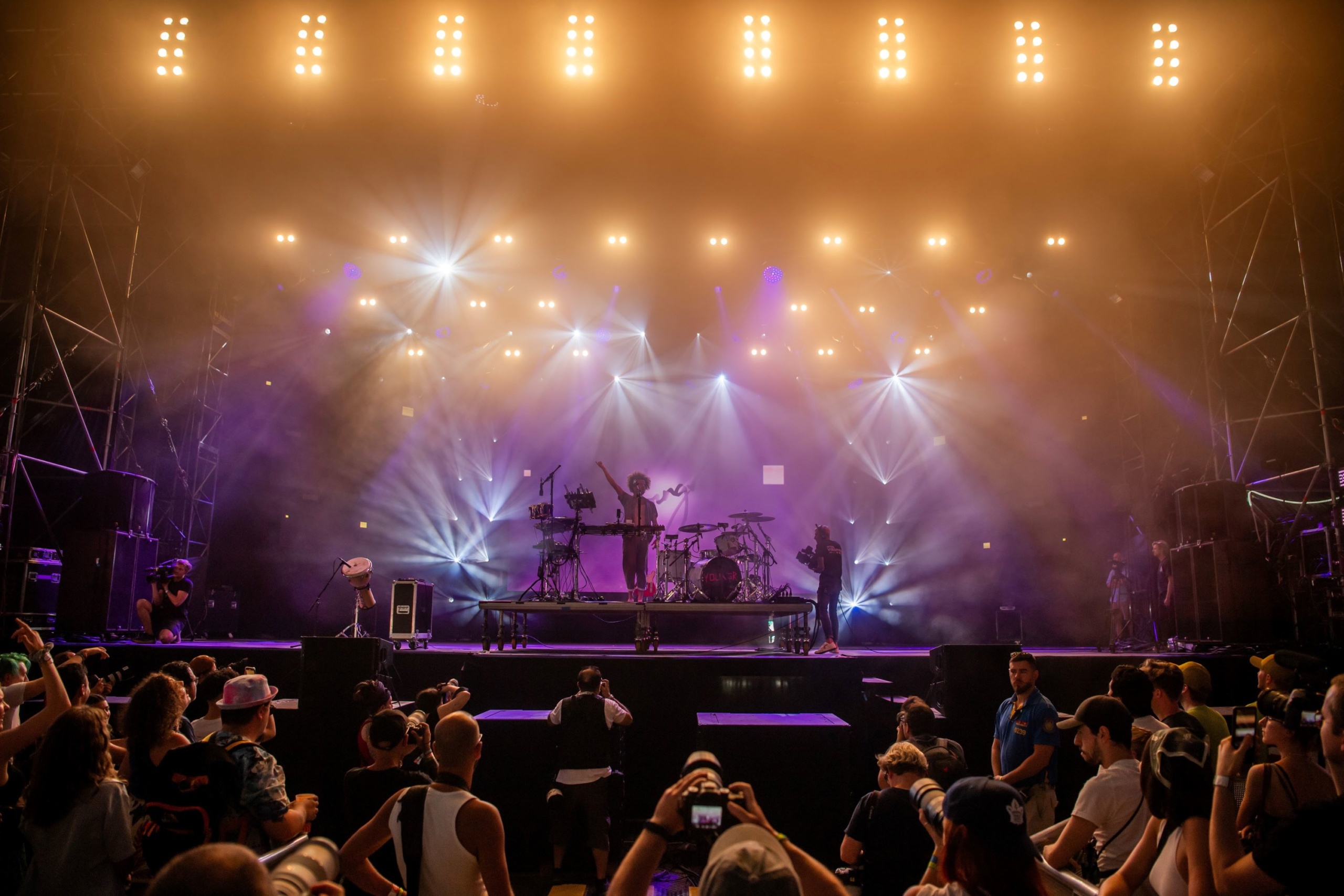 A brit Youngr koncertje a FreeDome színpadán a 29. Sziget fesztiválon az óbudai Hajógyári-szigeten