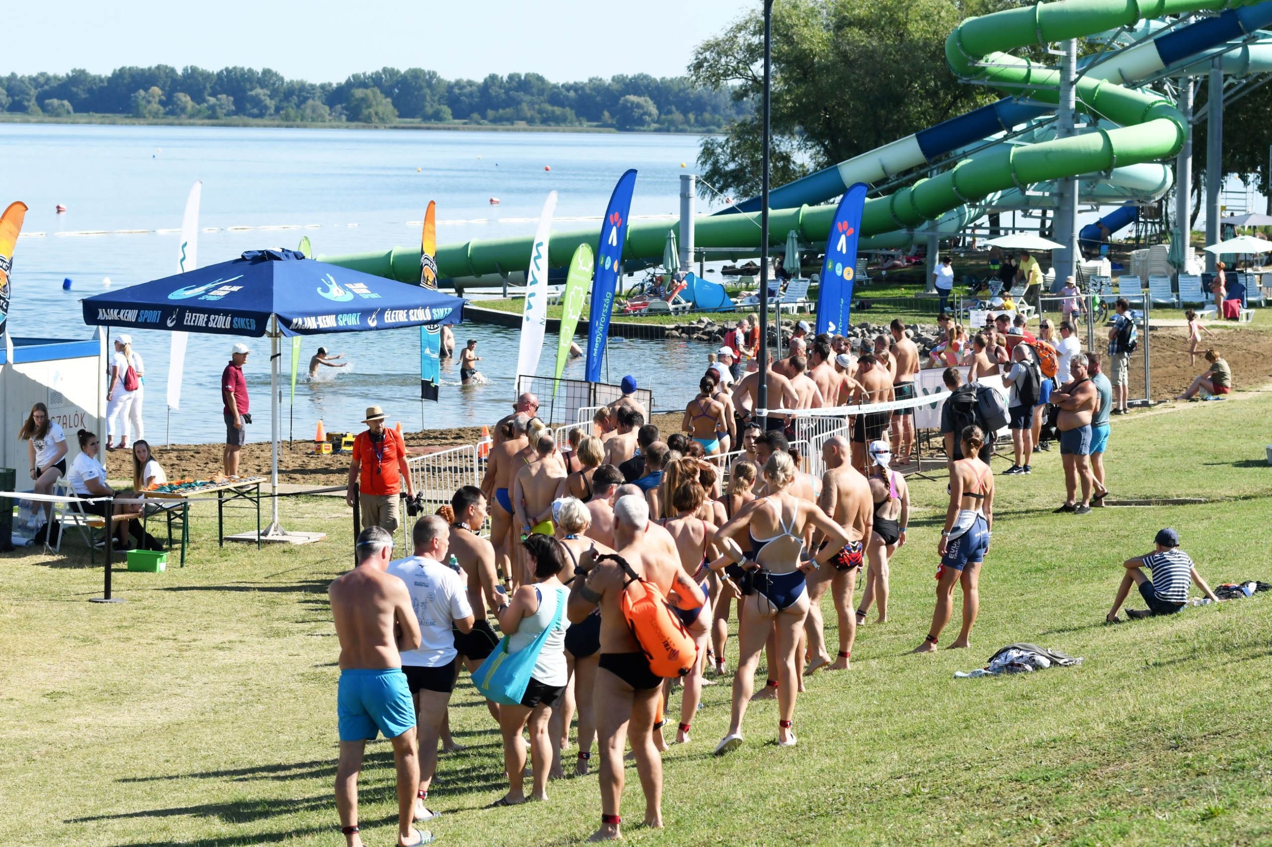 tisza-to-atuszas - Startlap Utazás A Tisza-tó átúszás résztvevői a rajt előtt Abádszalókon 2023. augusztus 12-én. Az úszók 3,6 kilométert tesznek meg az Abádi-öbölben.