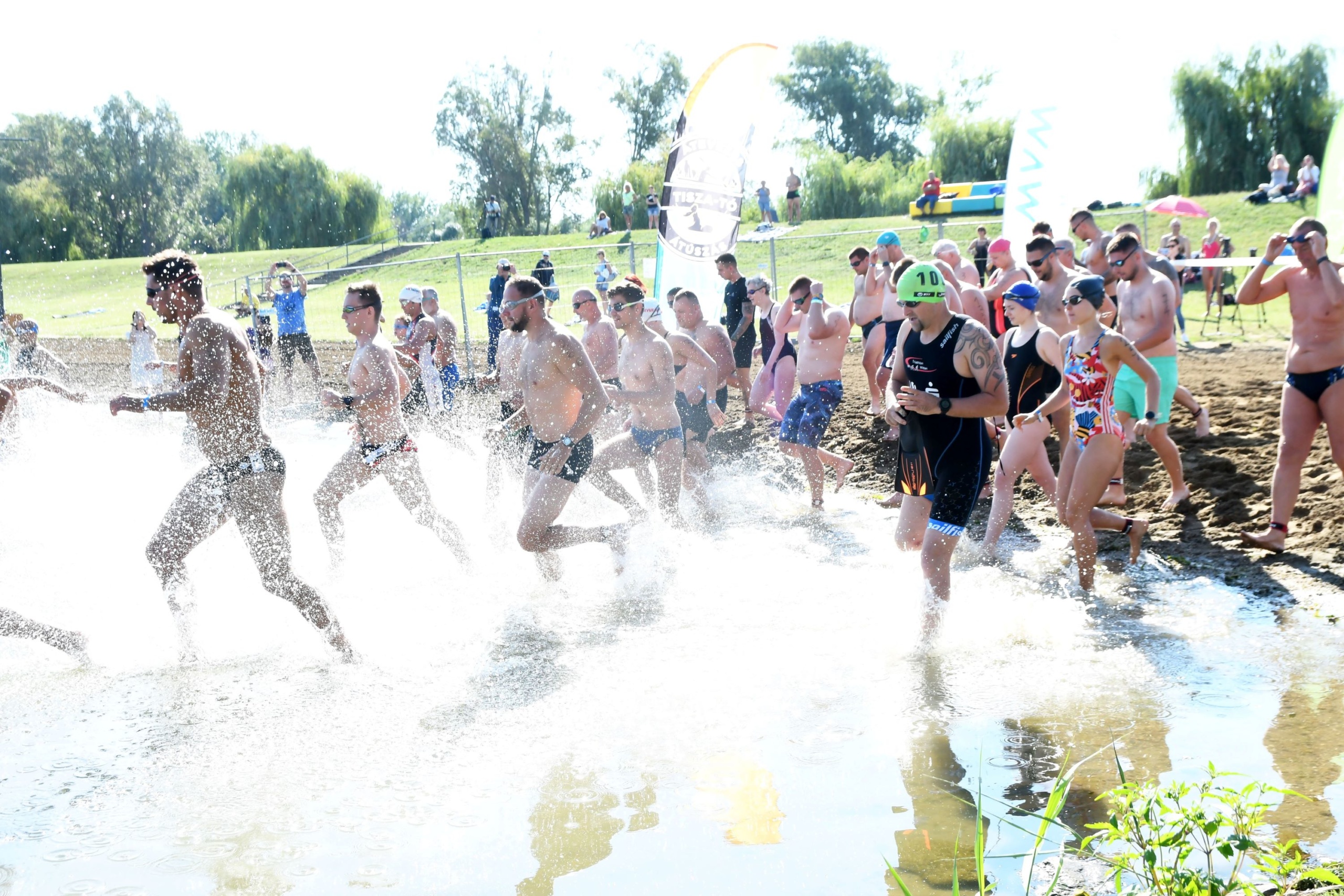 A Tisza-tó átúszás résztvevői rajtolnak Abádszalókon 2023. augusztus 12-én. Az úszók 3,6 kilométert tesznek meg az Abádi-öbölben.