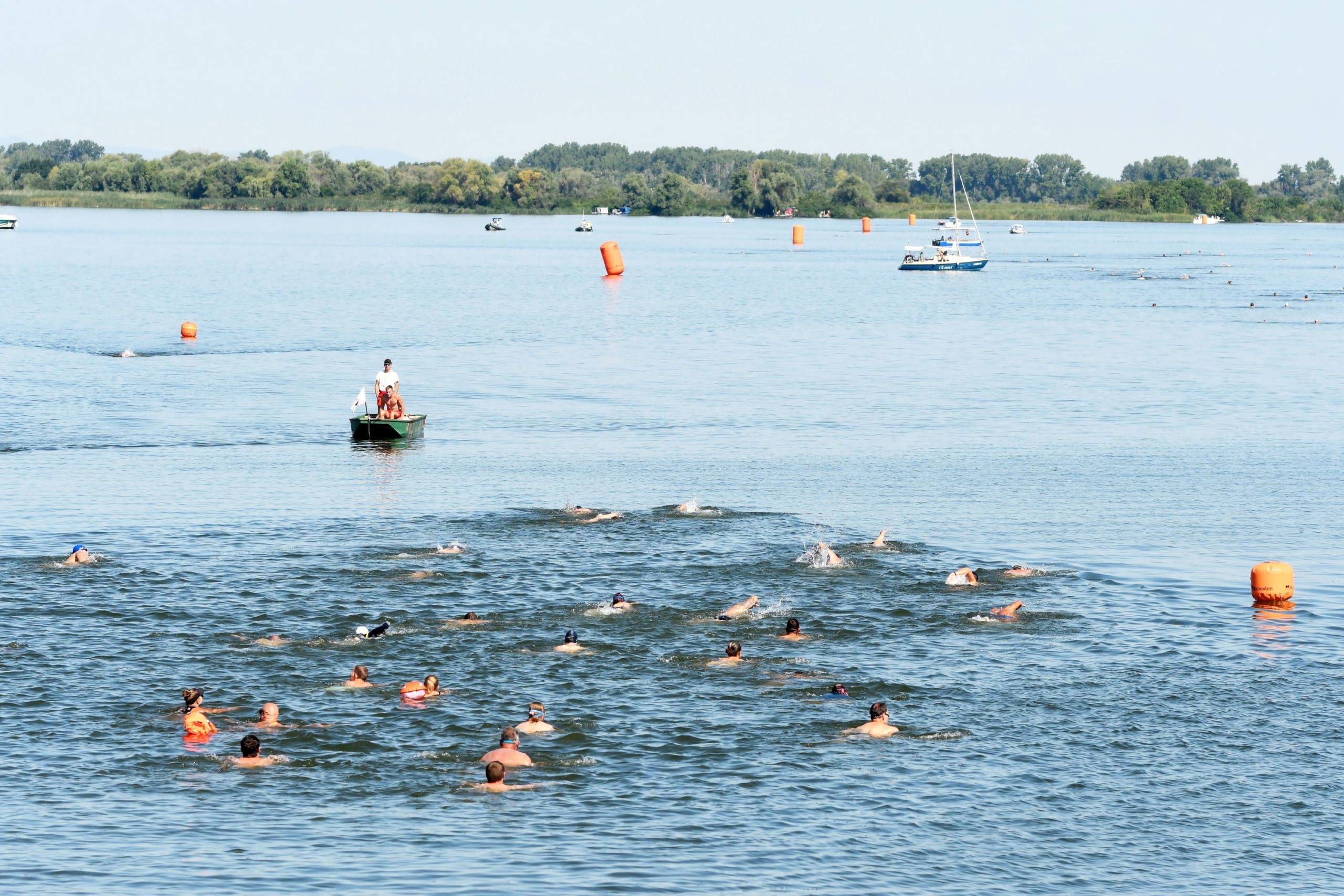 A Tisza-tó átúszás résztvevői a rajt után Abádszalóknál 2023. augusztus 12-én. Az úszók 3,6 kilométert tesznek meg az Abádi-öbölben.