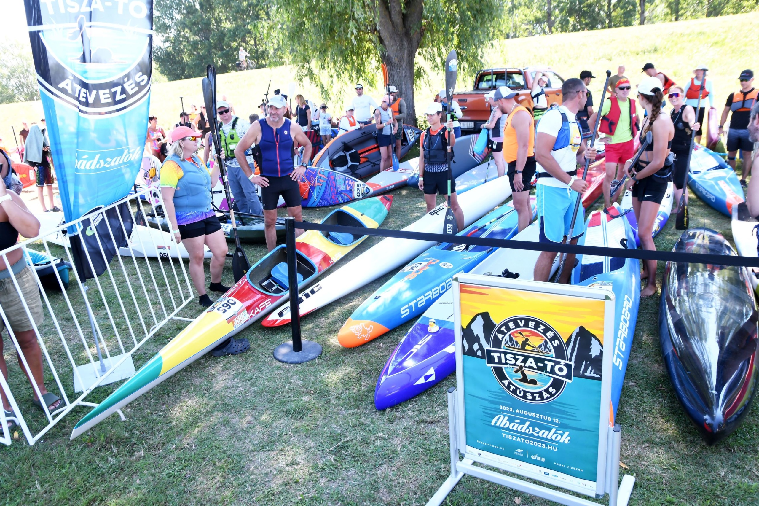 A Tisza-tó átevezés résztvevői a rajt előtt Abádszalókon 2023. augusztus 12-én.