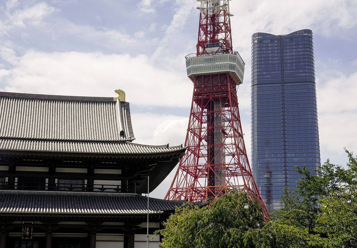 Japán legmagasabb felhőkarcolója, a 330 méter magas Azabudai Hills Mori JP Tower (j) a Tokiói toronnyal (k) és a Zodzsodzsi templommal az előtérben.