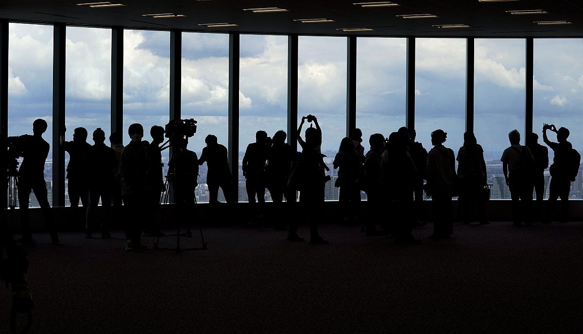 A sajtó munkatársai Japán legmagasabb felhőkarcolójának, a 330 méter magas Azabudai Hills Mori JP Towernek az 52. emeletén.