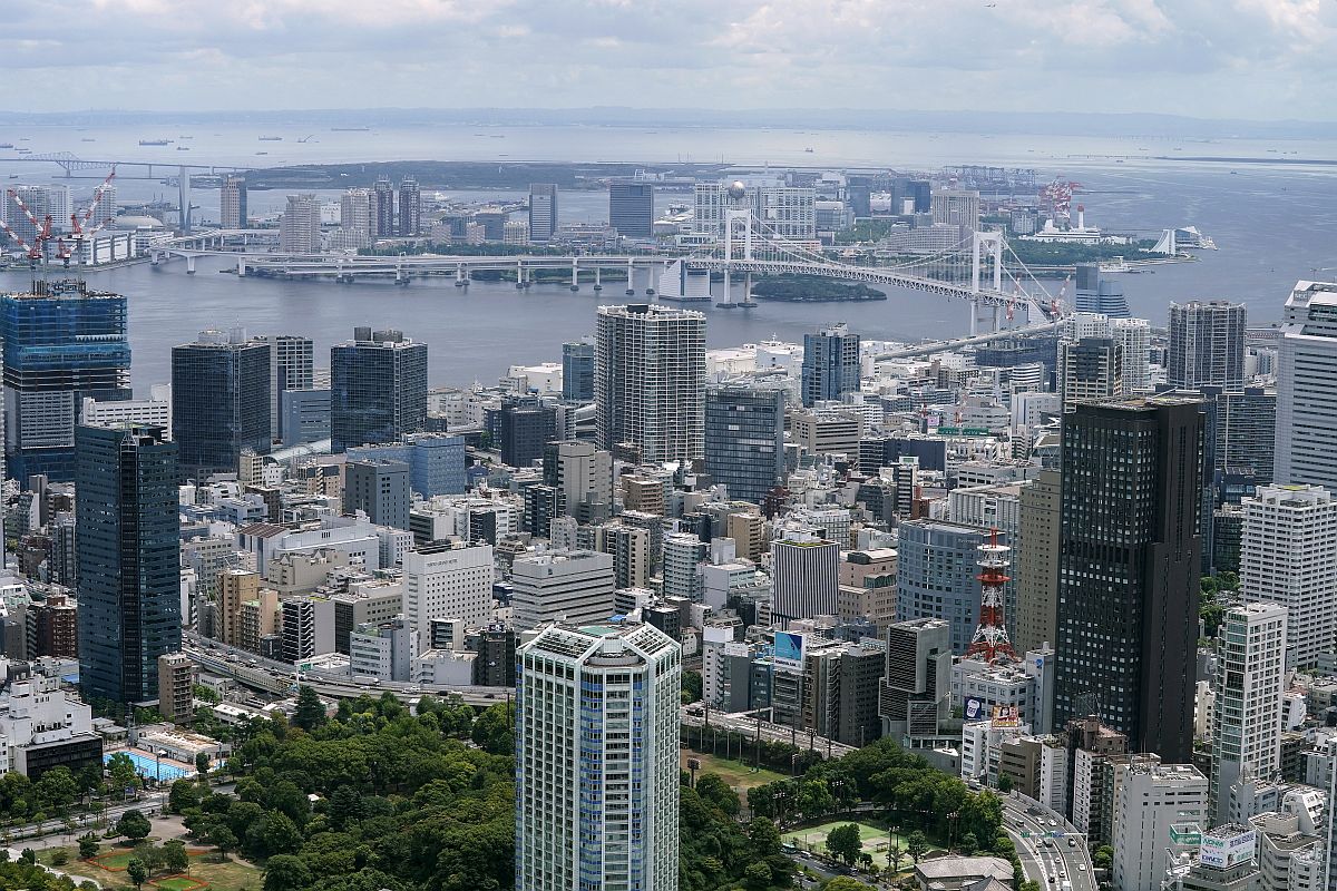 A Tokiói-öbölben fekvő Odaiba mesterséges sziget és a szigetre vezető Szivárvány híd (Rainbow Bridge) látványa a felhőkarcoló 52. emeletéről.