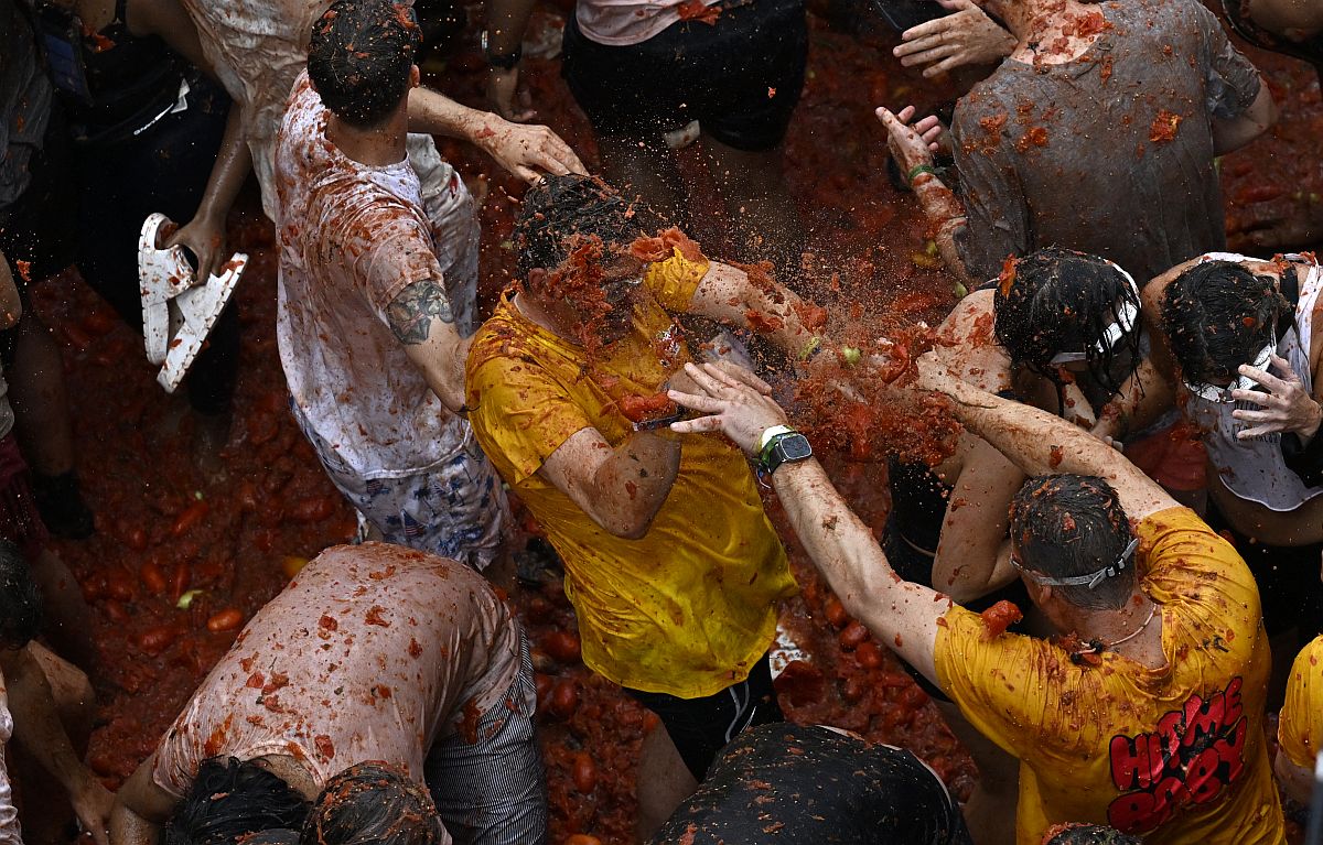 Los participantes pelean en el festival de la Tomatina.