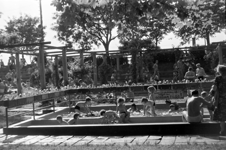 Gyerekmedence a Tunsgram-strandon