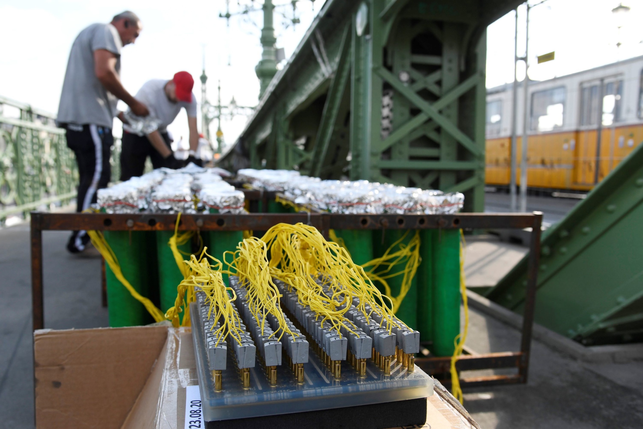 Az augusztus 20-i ünnepi tűzijáték pirotechnikai eszközeit telepítik a Nuvu Kft. szakemberei a Szabadság hídon