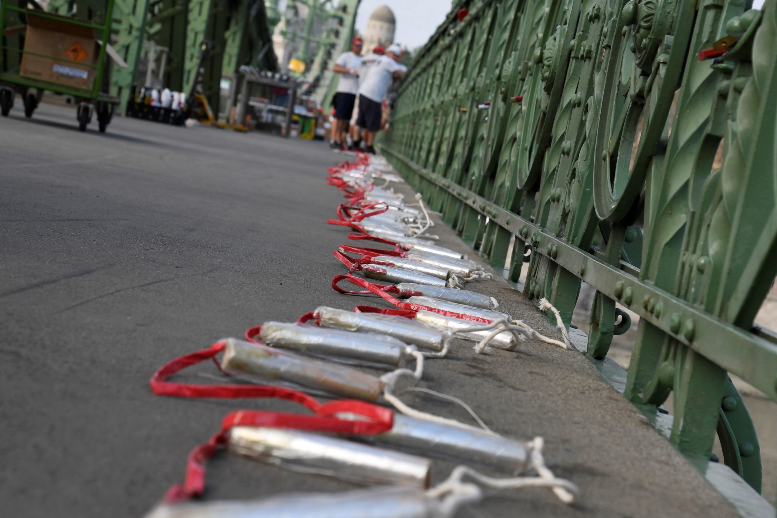 Az augusztus 20-i ünnepi tűzijáték pirotechnikai eszközeit telepítik a Nuvu Kft. szakemberei a Szabadság hídon