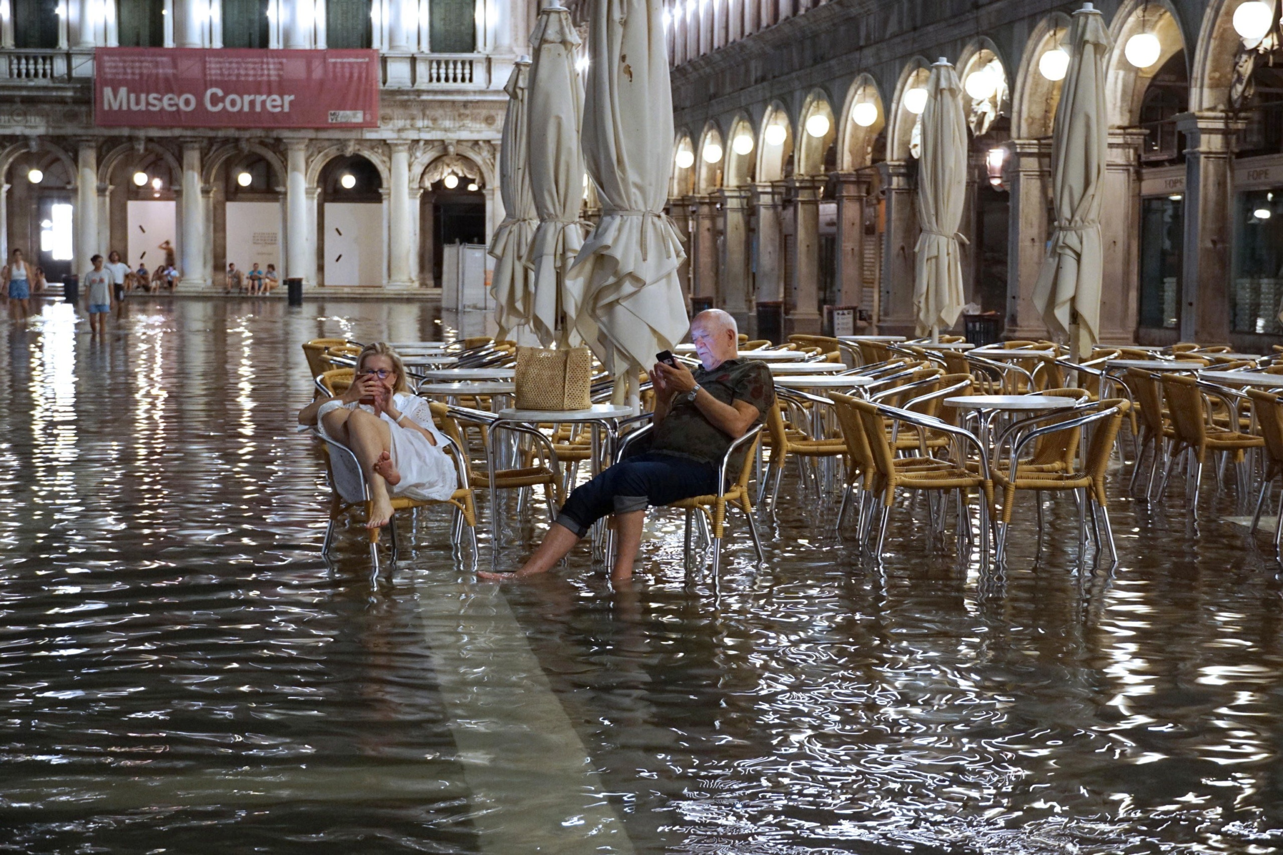 Turisták az árvízzel elöntött velencei Szent Márk téren