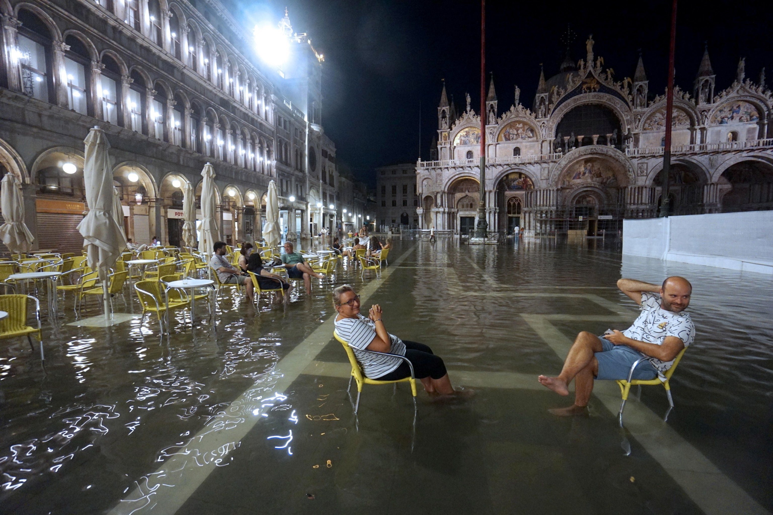 Turisták az árvízzel elöntött velencei Szent Márk téren