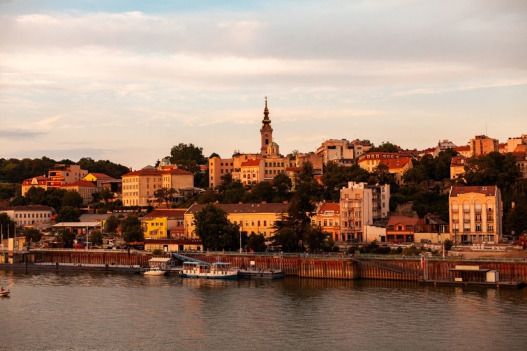 Belgrád városának látképe a Duna partján hajnalban.