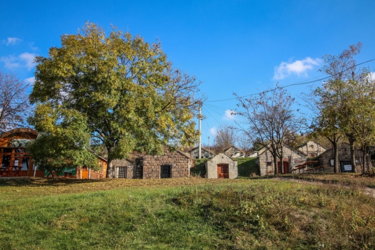 A Bogács szélén lévő borospincék