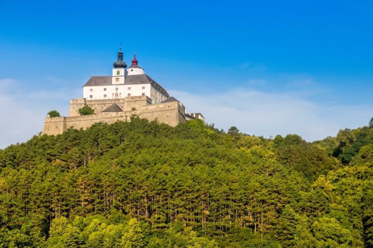 Frankó vára - Startlap Utazás A Forchtenstein kastély és a körülötte lévő erdő Burgenlandban.