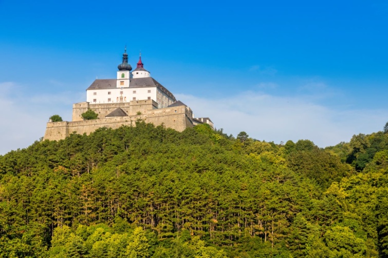 A Forchtenstein kastély és a körülötte lévő erdő Burgenlandban.